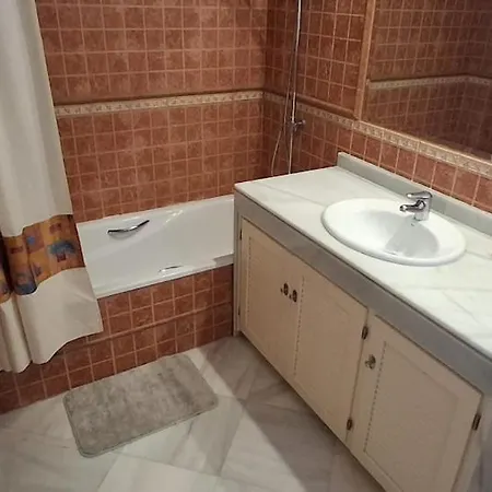 Seaview 2 Beds, La Colina Duquesa 마닐바
