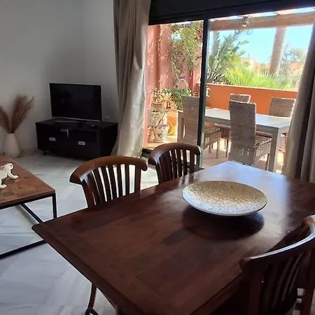 Seaview 2 Beds, La Colina Duquesa 아파트 마닐바