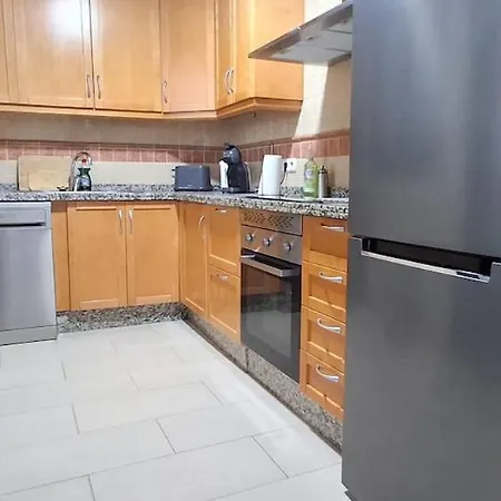 Seaview 2 Beds, La Colina Duquesa 아파트 마닐바